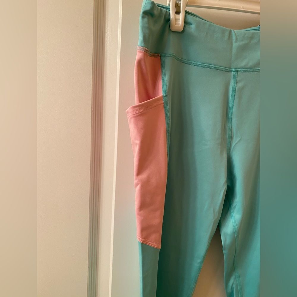 NWT Athletic Leggings Capri Tag Says XXL, More Like L     Stretch Fabric - Picture 3 of 5